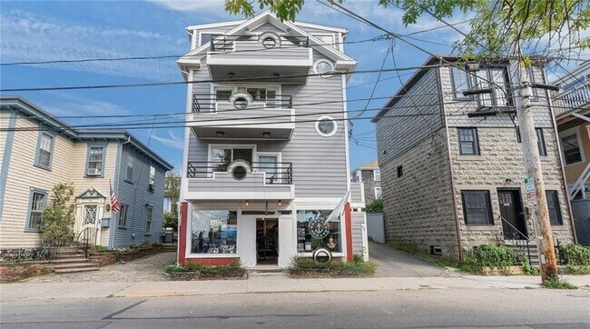 Primary Photo - 492 Thames St