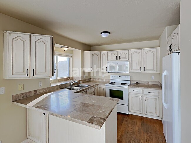 Building Photo - 1302 E 3125 N