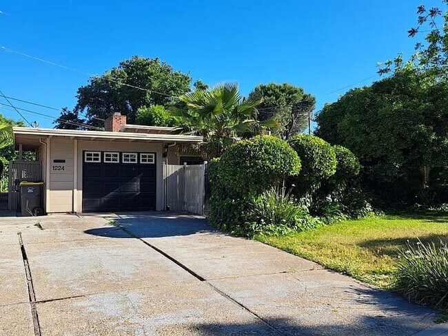 Building Photo - Charming 3BR House in Stockton