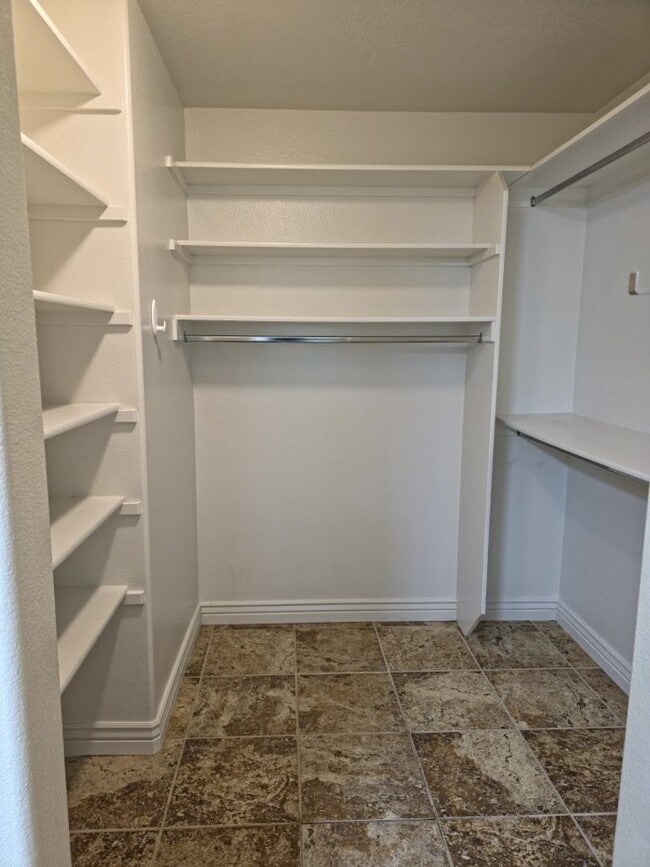 Building Photo - Beautiful 3 Bed, 2.5 bath Townhome with Attached 2 Car Garage in Rock Creek