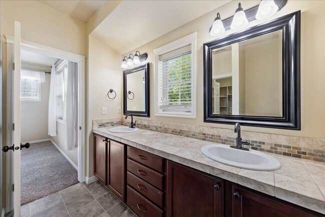 Building Photo - Stylish Multi-Level Condo in West Boise