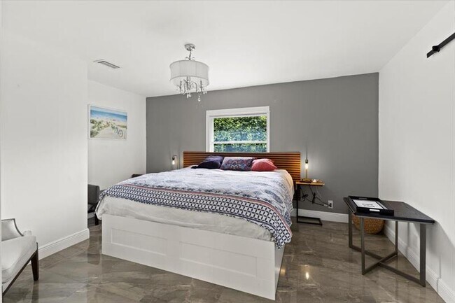 Building Photo - 10792 Queen Palm Ct