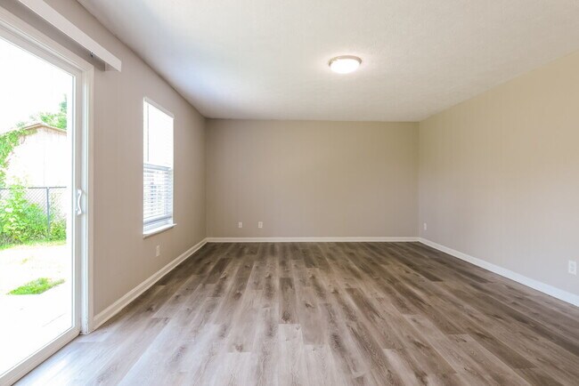 Building Photo - 6827 Devinney Ln