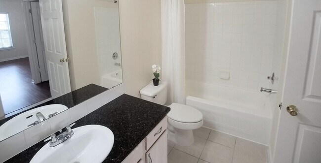 Building Photo - Gorgeous 2/2 Wood Floors Condo For Rent @ ...