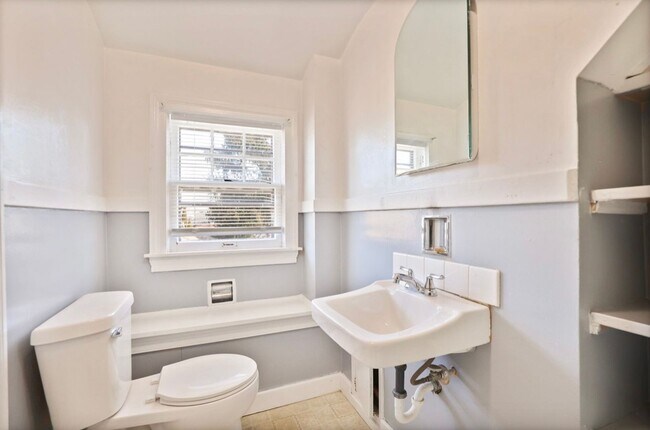 Building Photo - 916 S Webster St