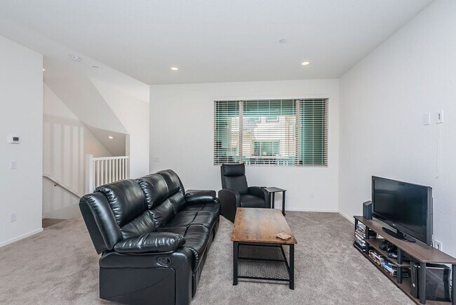 Building Photo - Modern Oceanside Townhome with Resort-Style Amenities