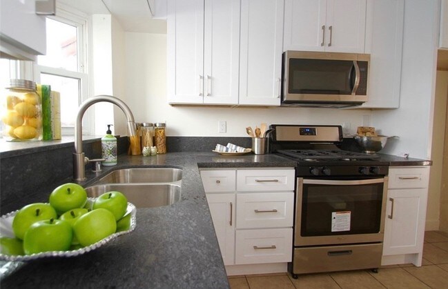 Building Photo - 1911 Cedar Ave