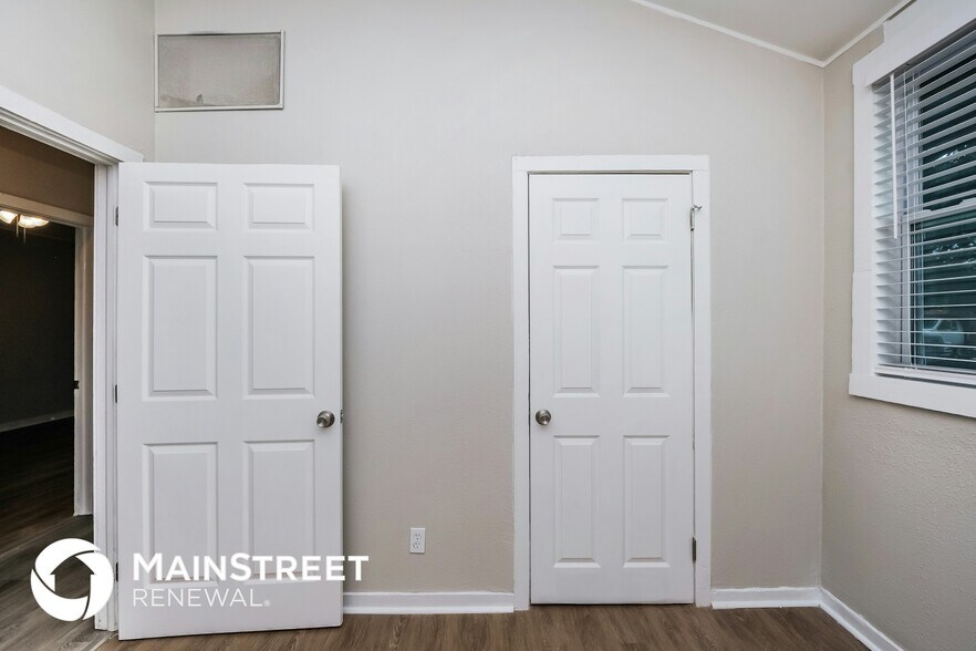 Building Photo - 4007 E Osborne Ave