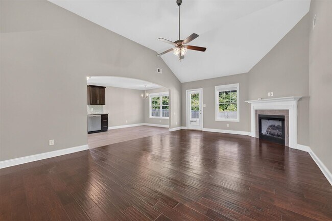 Building Photo - Pet Friendly Three Bedroom!