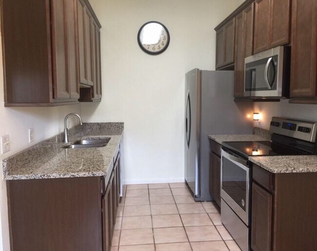 Building Photo - Lovely Home Available in the Royal Manor S...
