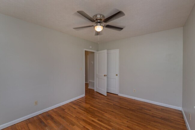 Building Photo - 2 bed/1 bath apartment for rent in Summerville, in-unit washer & dryer!