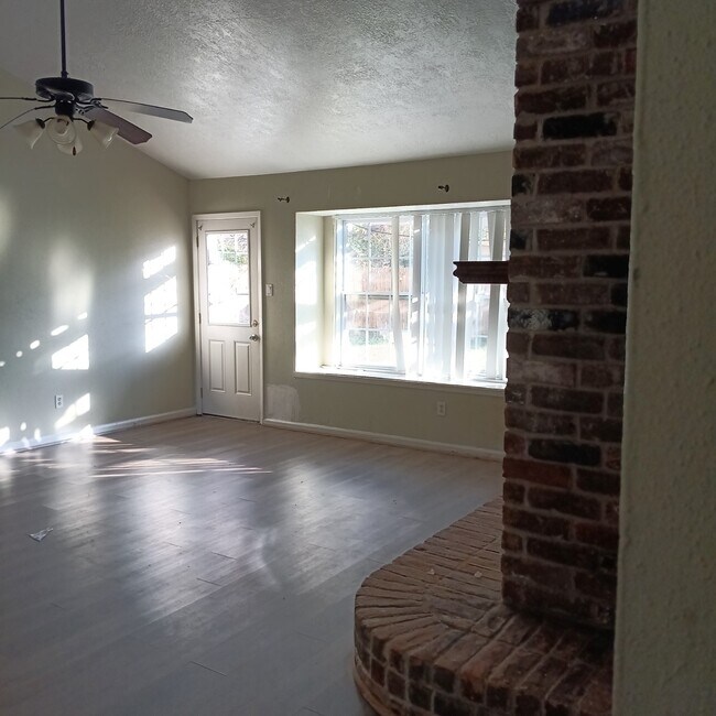 Building Photo - 13807 Towne W Blvd