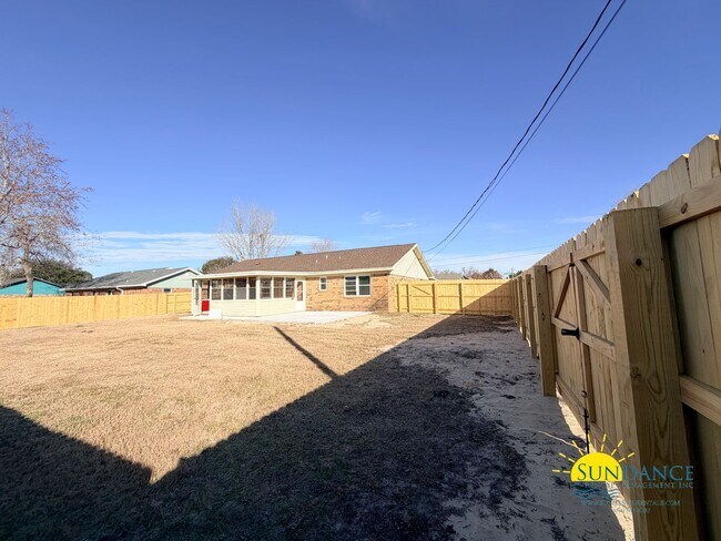 Building Photo - 4 miles from Hurlburt Field, 3 Bedroom beautiful home!