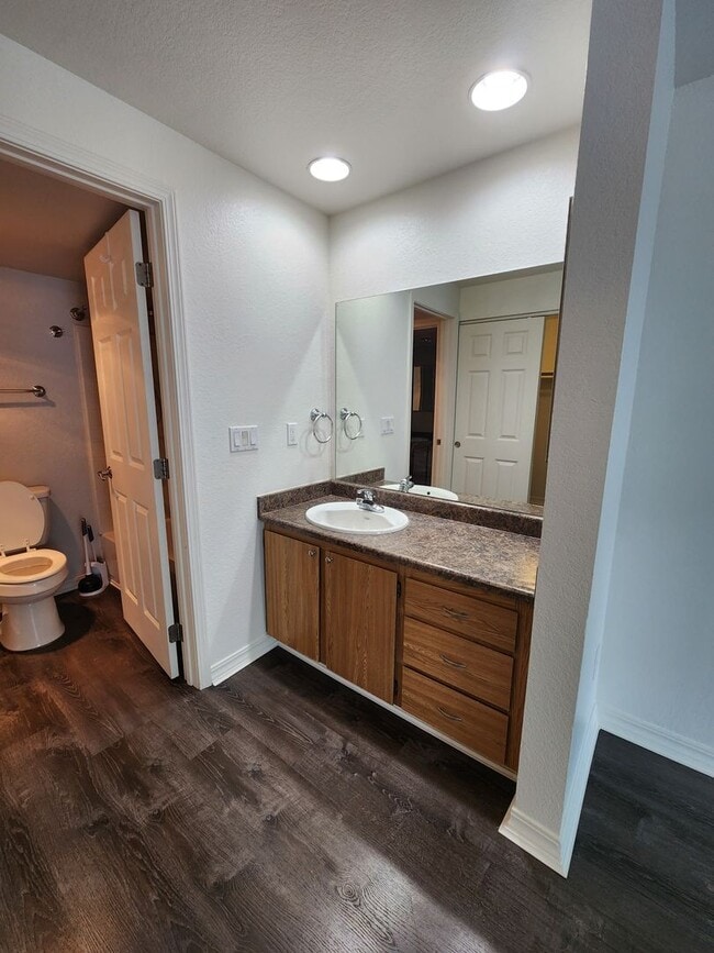 Building Photo - Available Now! Updated 2 bed condo in Central location, utilities included!