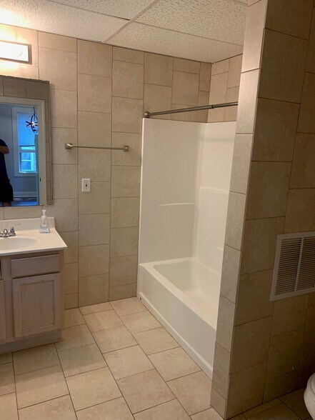 Building Photo - 2372 Harper Ave