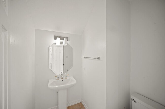 Building Photo - 5423 Lacy St