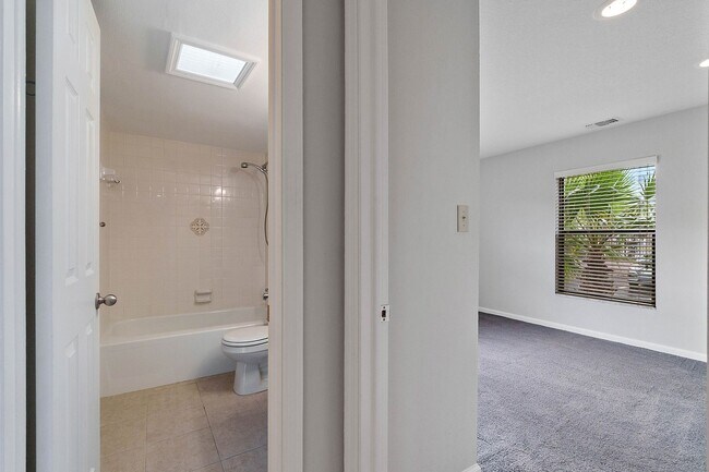 Building Photo - Audubon Park 2/2 Corner Unit Villa with La...