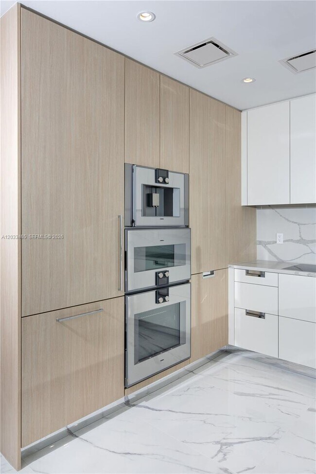 Building Photo - 15701 Collins Ave