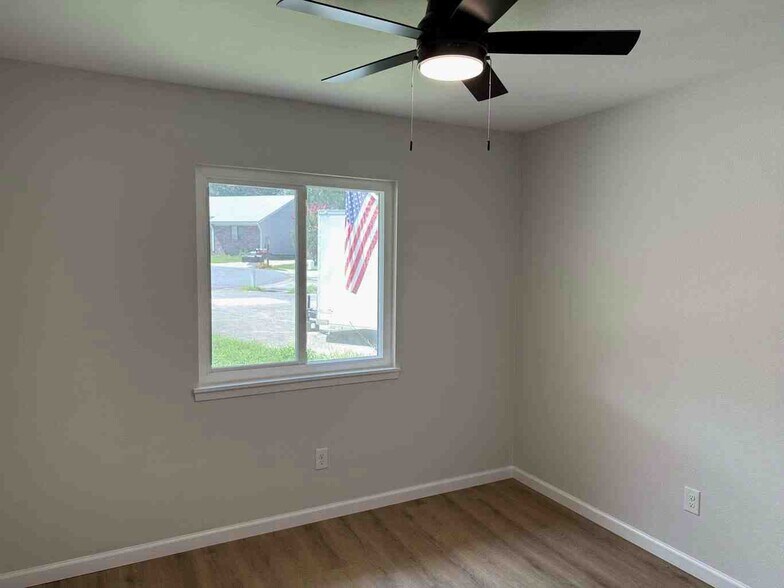 Building Photo - 208 Cottonwood Ct