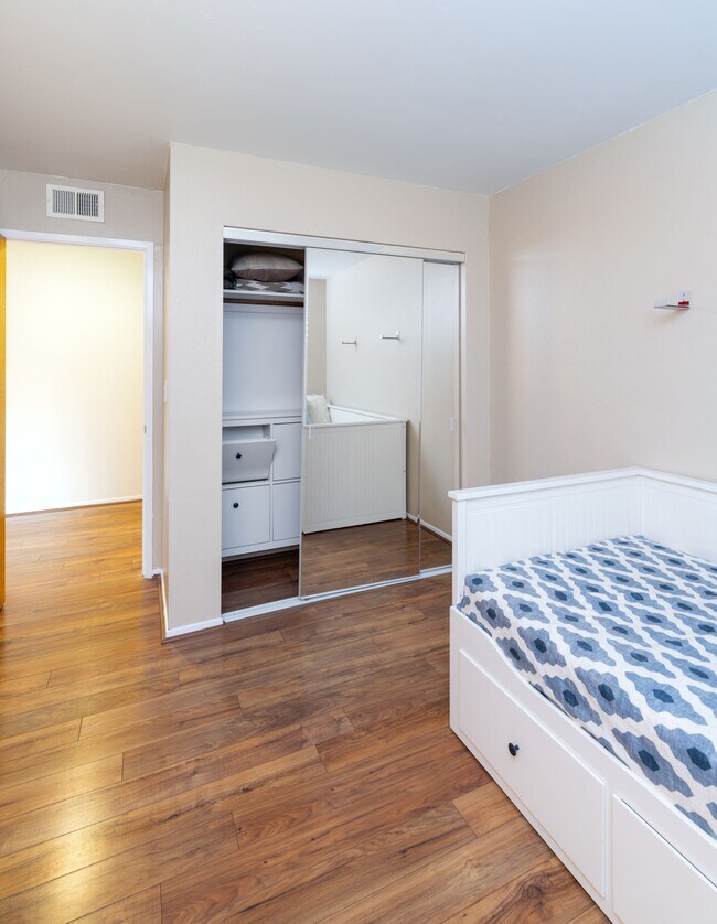 Building Photo - 4355 Diamond St