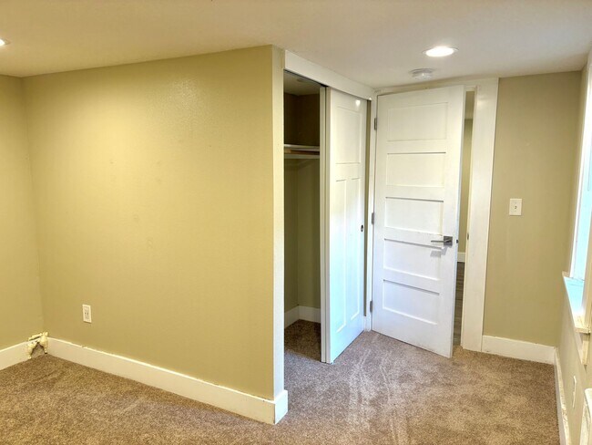 Building Photo - Portsmouth Neighborhood Updated 3-Story Ho...