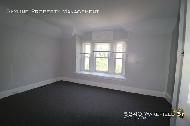 Building Photo - Beautiful Updated 5 Bedroom House