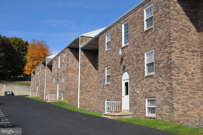 Building Photo - 7 Orchard Hills Dr