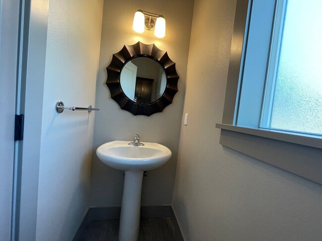 Building Photo - Incredible 2 Bed 1.5 Bath + Den  in N Portland near Peninsula Park! A/C and More!