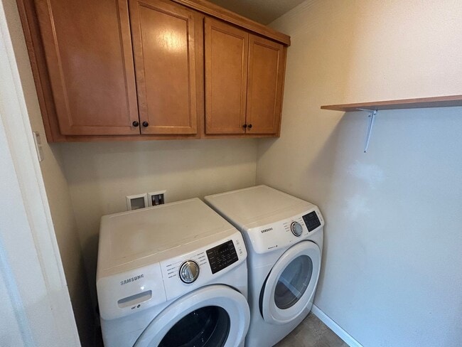 Building Photo - Gorgeous 3 BD, 2 BA House with 1 Car garag...