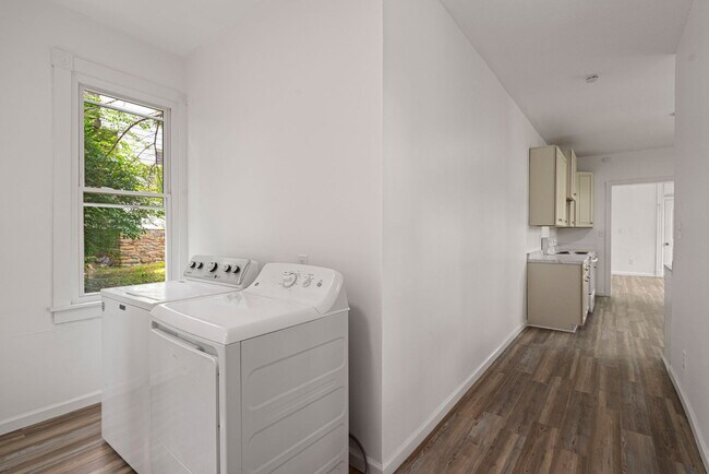 Building Photo - Stunning 4 bedroom home in Perry South available now!