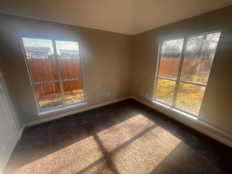 Building Photo - 514 N 5th St