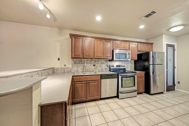 Building Photo - 7211 Lakewood Dr