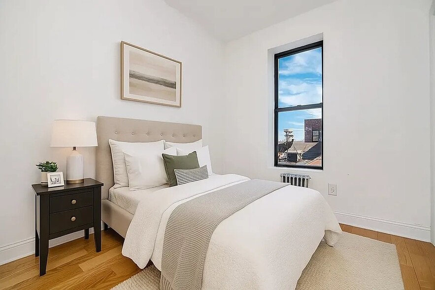 Building Photo - 380 S 4th St