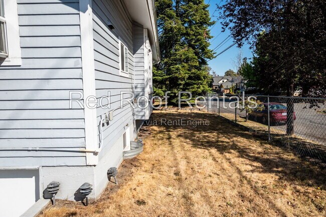Building Photo - 702 S 51st St