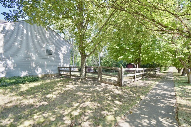 Building Photo - 647 Regent Rd