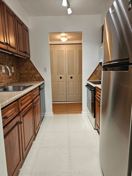 Kitchen - 3204 Valley Dr