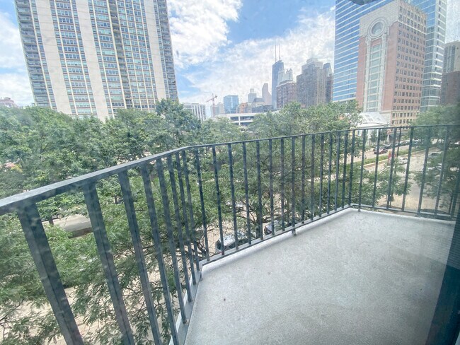 Building Photo - 1250 N La Salle Dr
