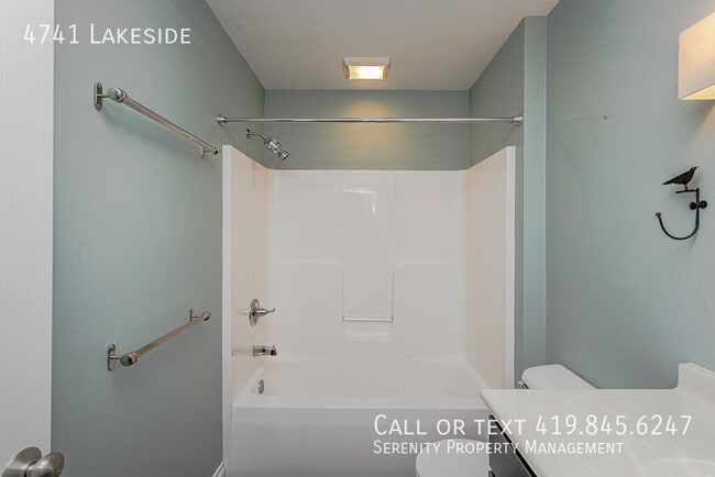 Building Photo - 4741 Lakeside-