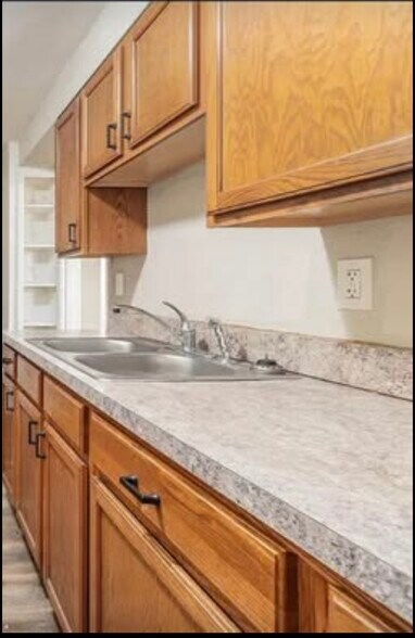 Kitchen - 2462 Brookwood St