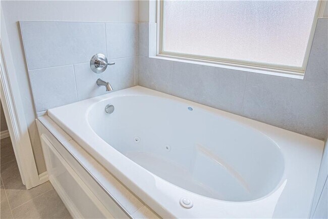 Building Photo - 3516 Lakeside Dr