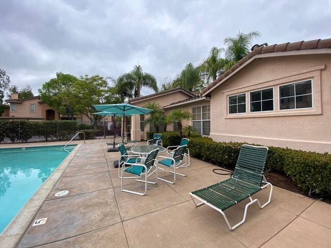 Building Photo - Beautifully Renovated Condo in Rancho Bernardo!