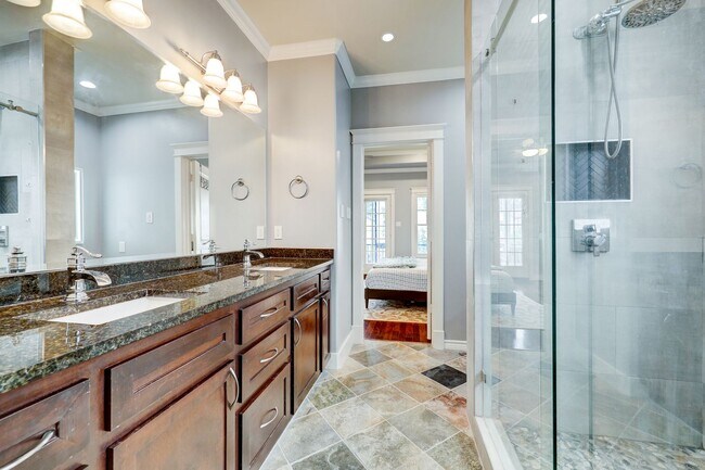 Building Photo - 3-Bed Houston Heights Gem with Private Tur...