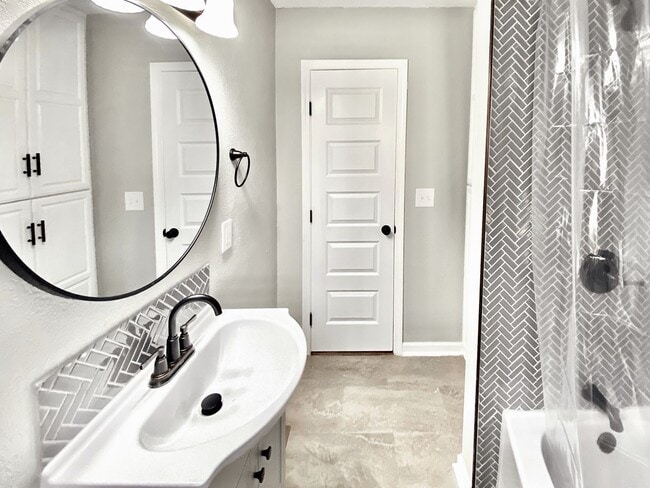Building Photo - Charming Jenks Home with Vintage Character...