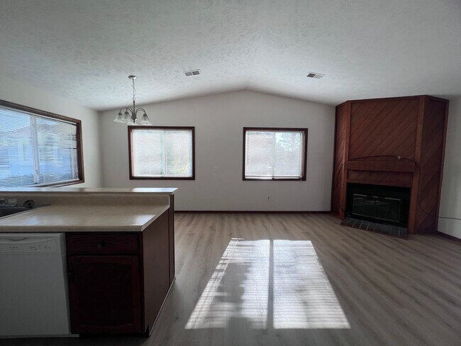 Building Photo - Spacious Two-Bedroom Duplex in Kentwood!