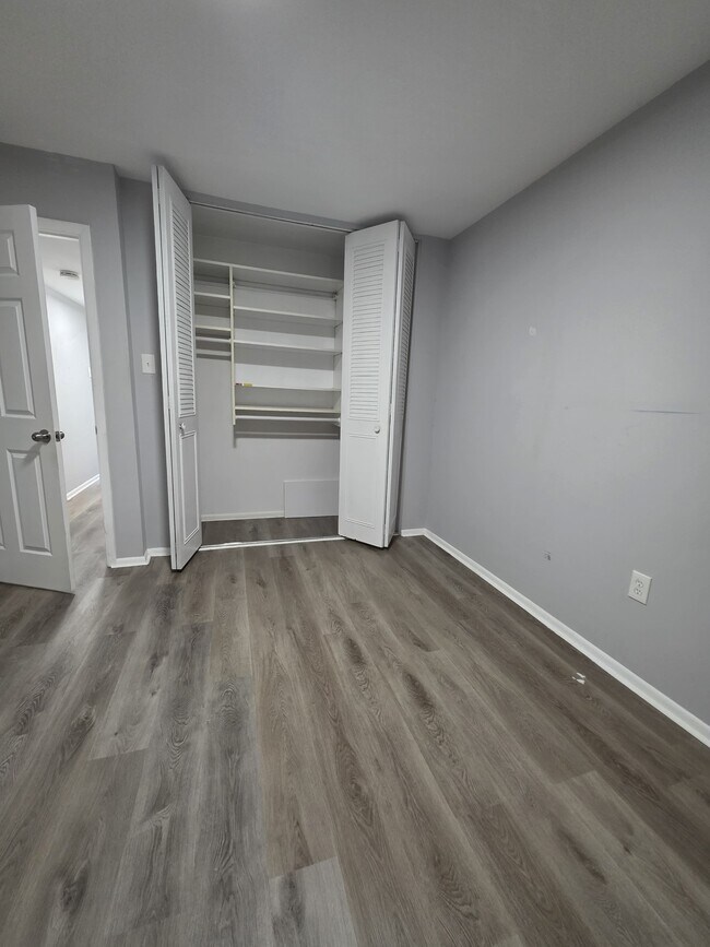 Building Photo - 122 Chelsea Cir