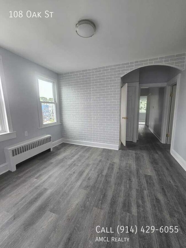 Building Photo - 108 Oak St