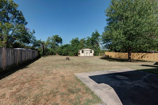 Building Photo - 3839 N Stewart Ave