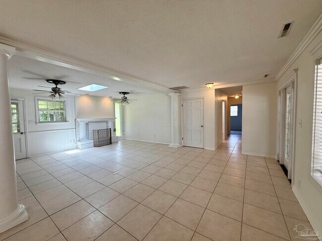 Building Photo - 204 Nandina Rd