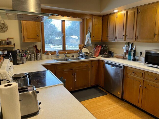 Building Photo - 1708 Pleasant St