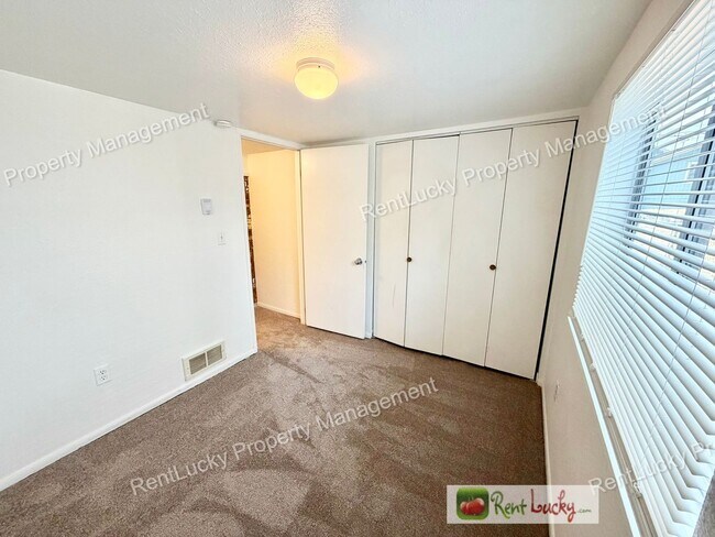 Building Photo - Amazing 3 Bedroom Home in Beacon Hill with Extra Parking and Great Layout!